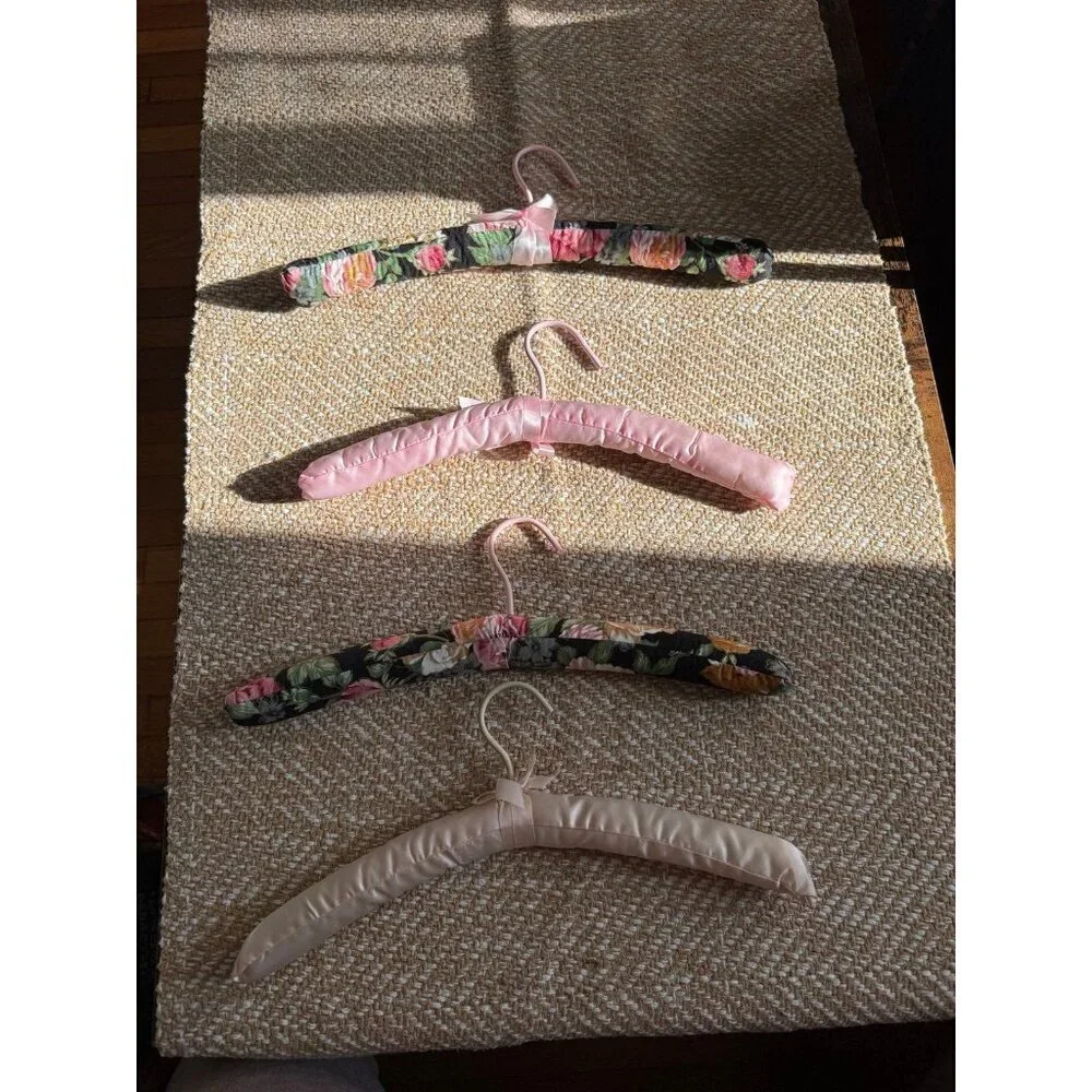 Set a four vintage cloth hangers